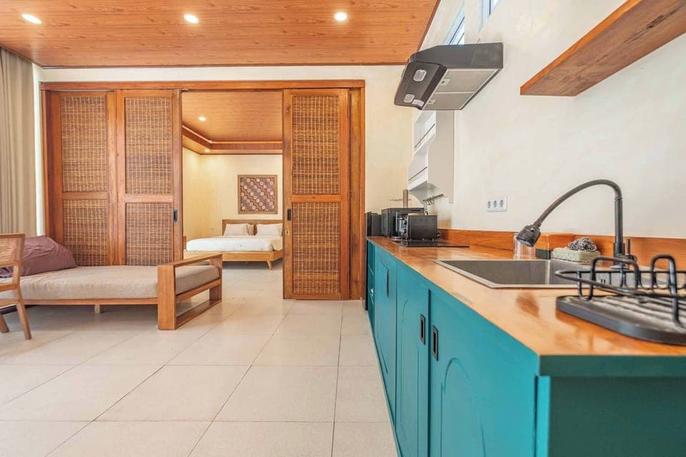 Grand Studio Suite | Private kitchen | Mini-fridge, dishwasher, cookware/dishes/utensils