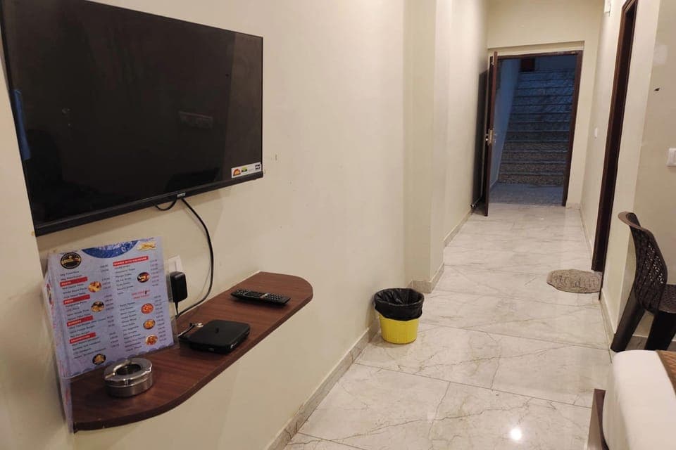 Classic Room | Desk, blackout drapes, rollaway beds, free WiFi