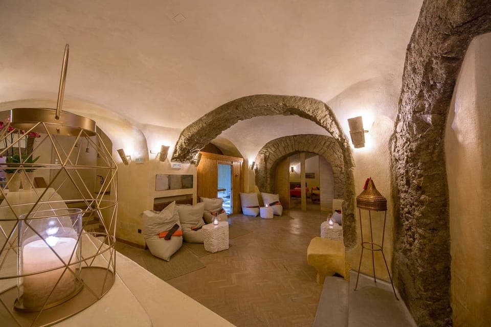 Couples treatment rooms, sauna, hot tub, steam room, body treatments