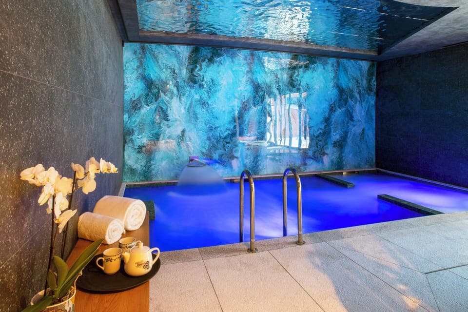 Body scrubs, facials, 1 treatment room