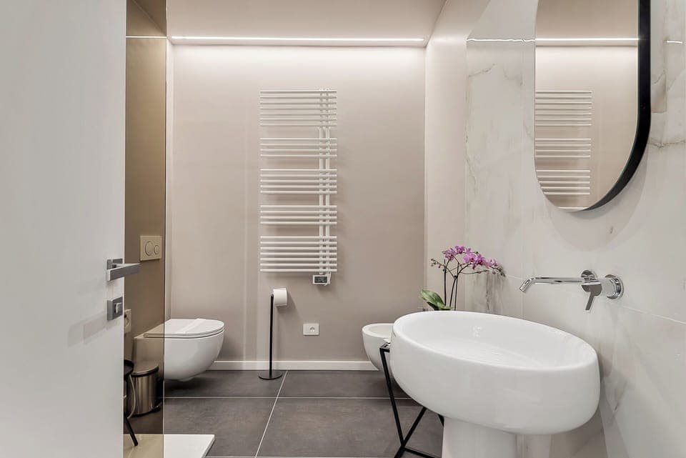 Deluxe Double or Twin Room | Bathroom | Shower, free toiletries, hair dryer, slippers