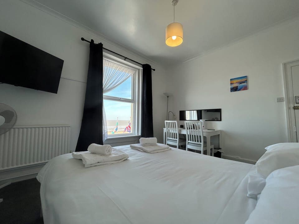 Double Room, 1 Double Bed, Ensuite, Sea View | Individually decorated, free WiFi, bed sheets