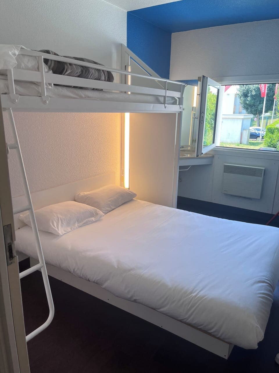 Classic Triple Room | Desk, laptop workspace, free WiFi, bed sheets