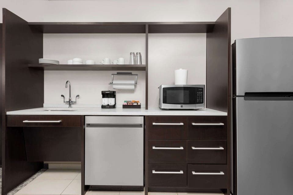 Full-size fridge, microwave, dishwasher, coffee/tea maker