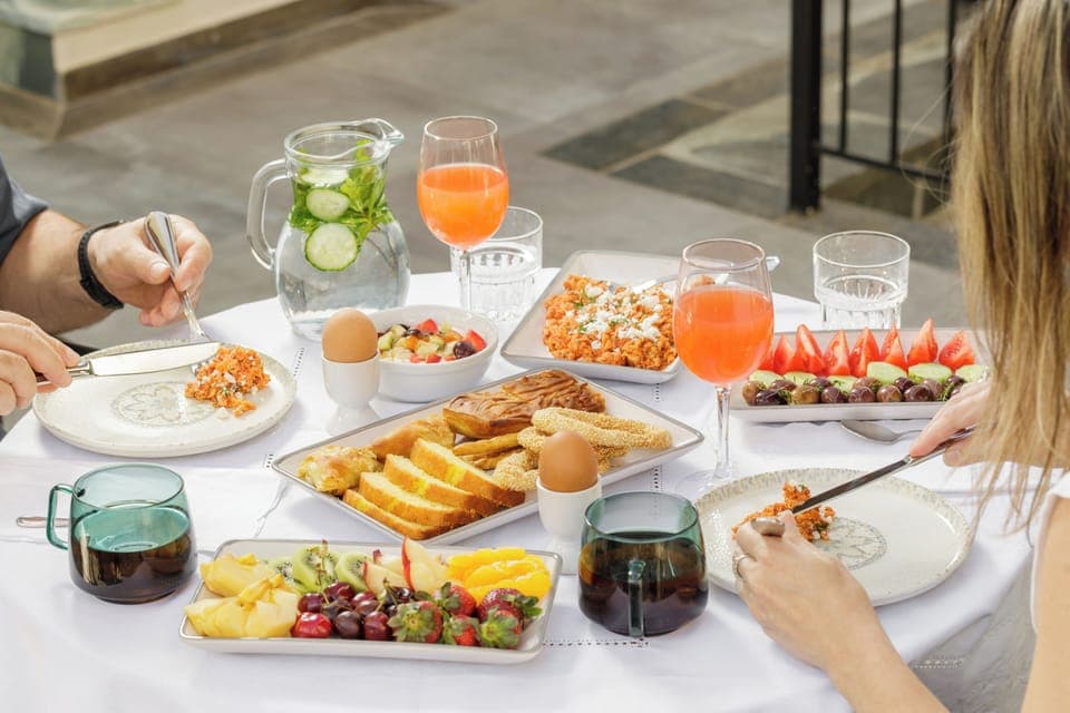 Free daily buffet breakfast