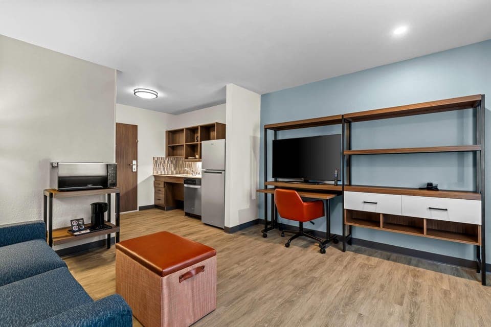 Suite, 1 King Bed, Accessible, Non Smoking | Blackout drapes, free WiFi, bed sheets