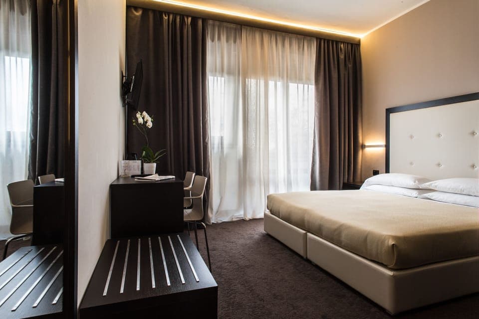 Superior Room | Minibar, in-room safe, desk, laptop workspace