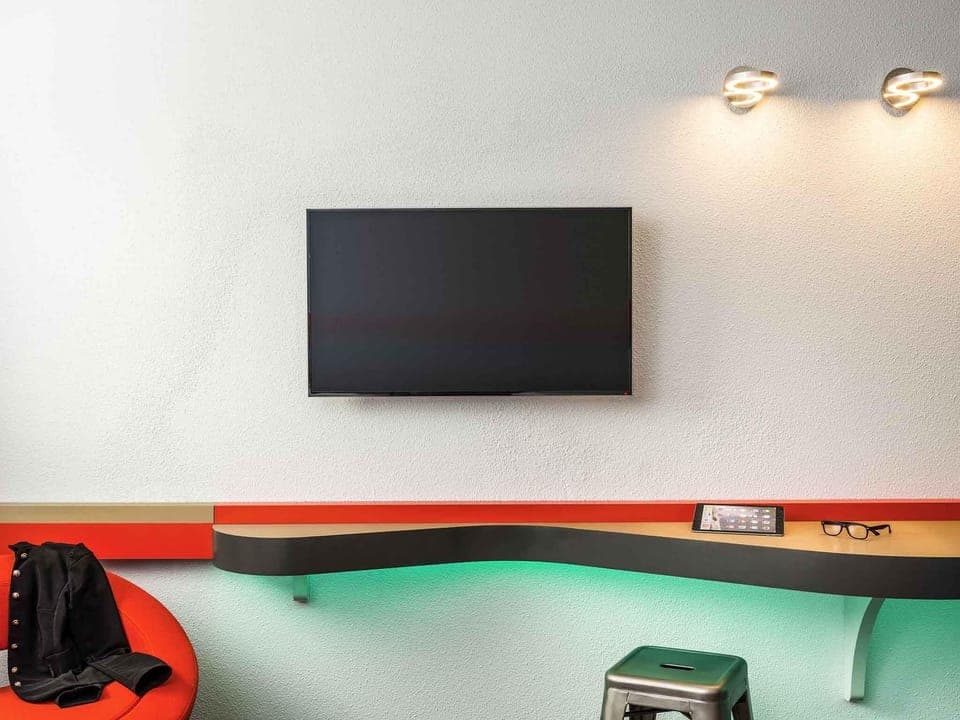 Premium bedding, desk, blackout drapes, soundproofing