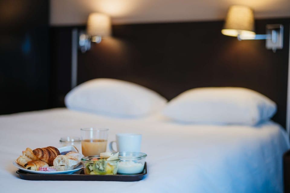 Comfort Room, 1 Double Bed, Non Smoking, Bathtub | Premium bedding, Select Comfort beds, desk, laptop workspace