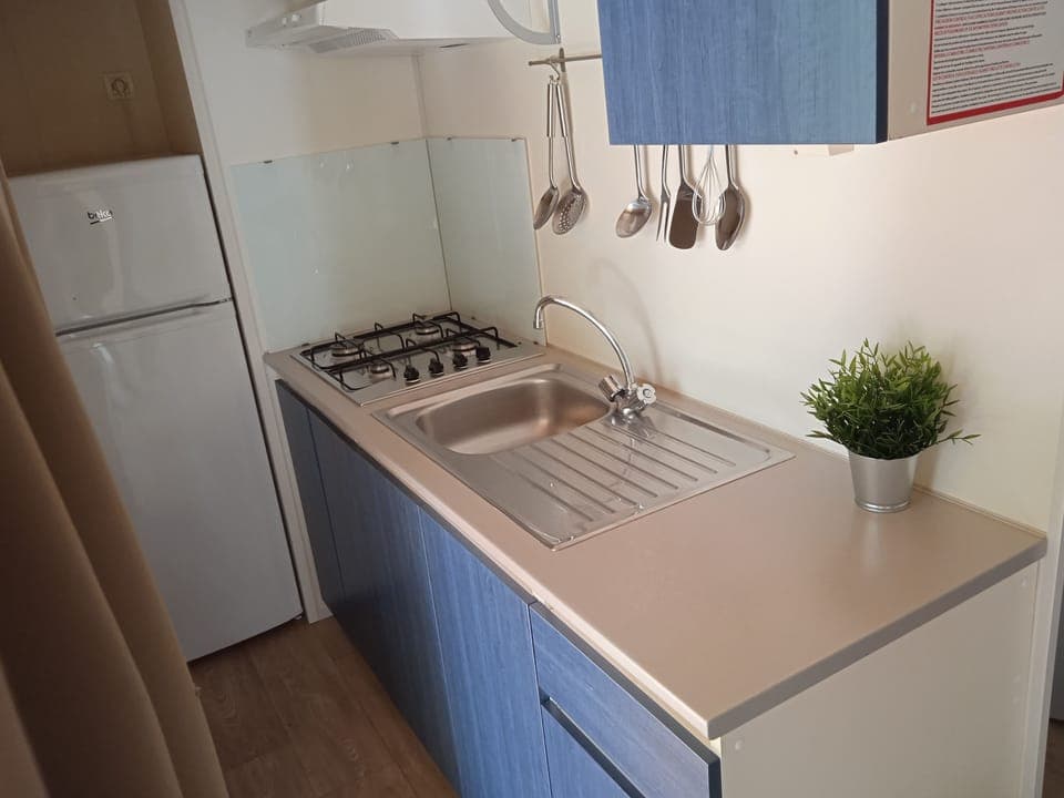 Chalet | Private kitchen | Fridge, microwave, oven, stovetop