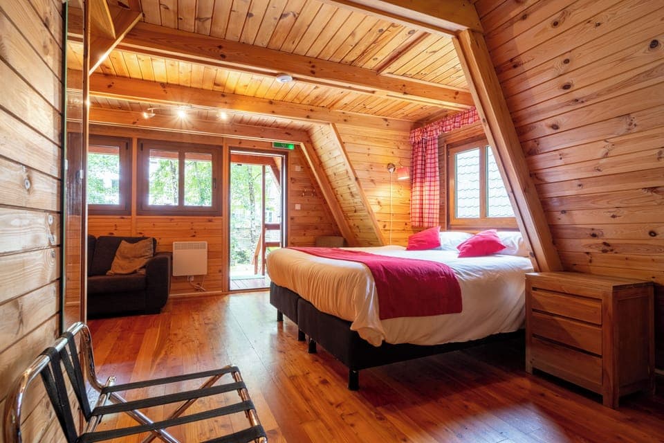 Comfort Cabin | Premium bedding, desk, laptop workspace, free WiFi