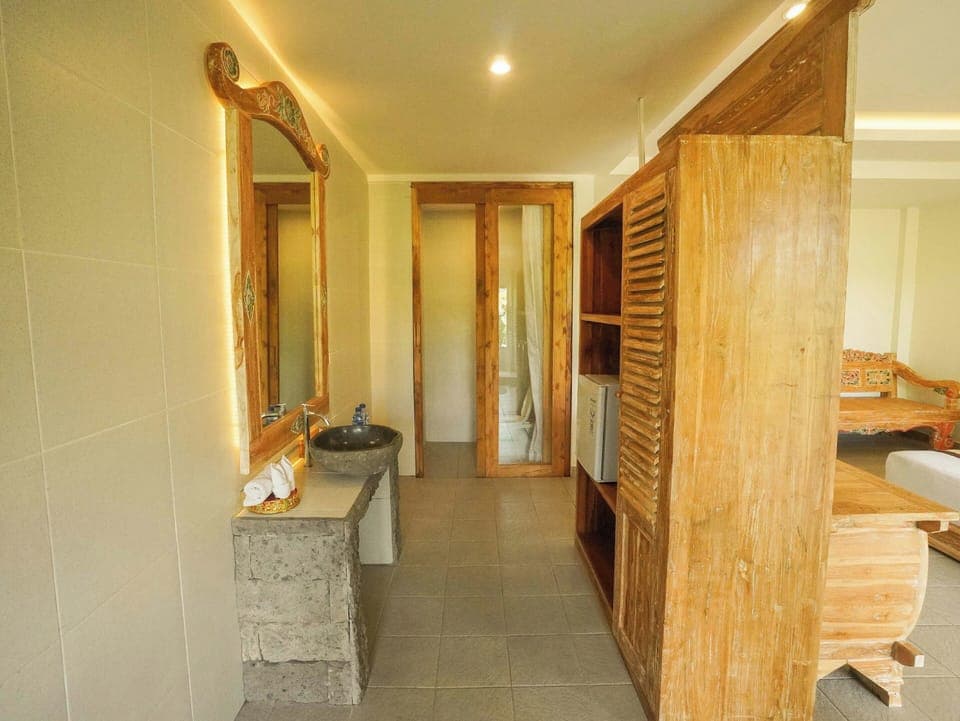 Deluxe Room | Bathroom | Separate tub and shower, free toiletries, hair dryer, towels