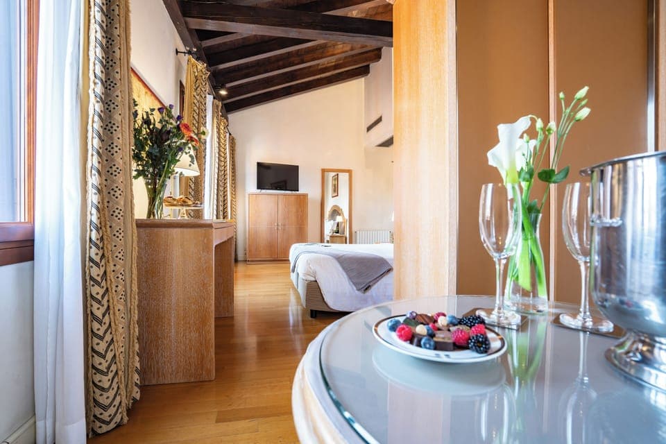 Romantic Double Room, Canal View | Free minibar, desk, free WiFi, bed sheets