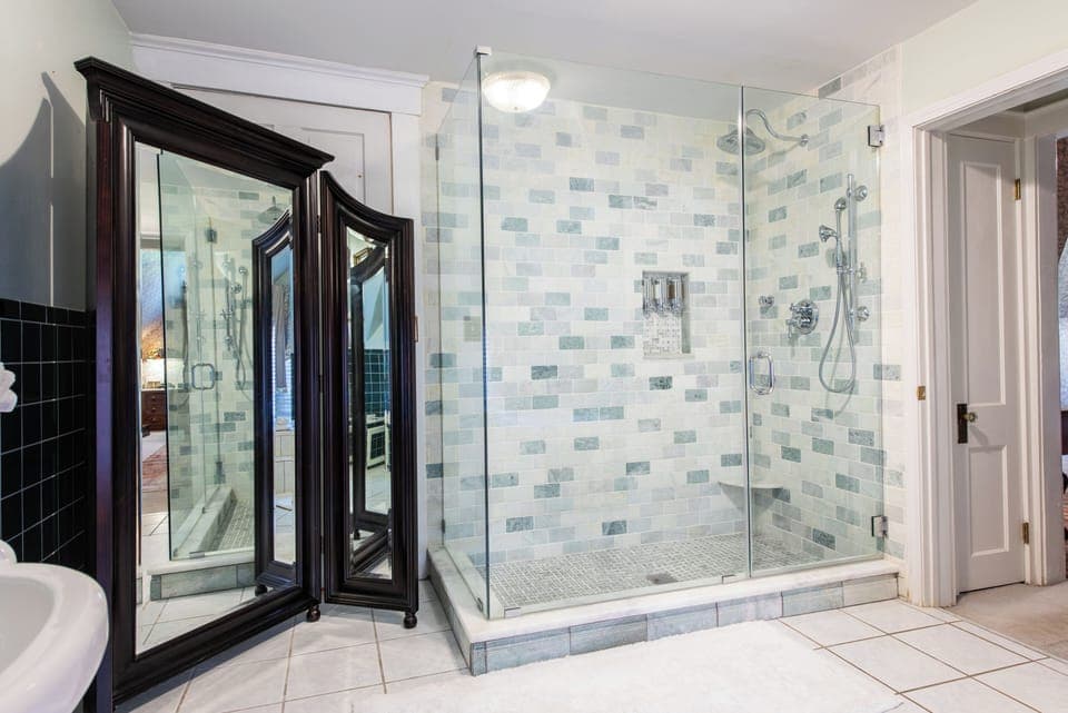 Deluxe Room, 1 King Bed | Bathroom | Hair dryer, bathrobes, towels, soap