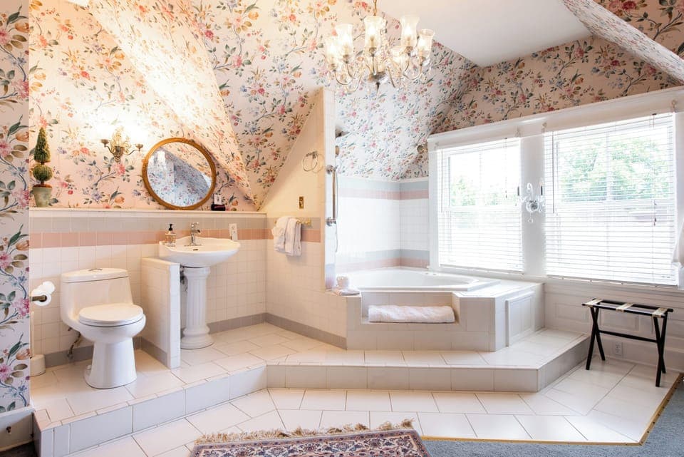 Deluxe Room, 1 King Bed | Bathroom | Hair dryer, bathrobes, towels, soap