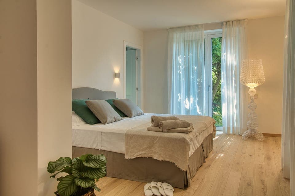 Superior Suite, Garden View | Soundproofing, WiFi