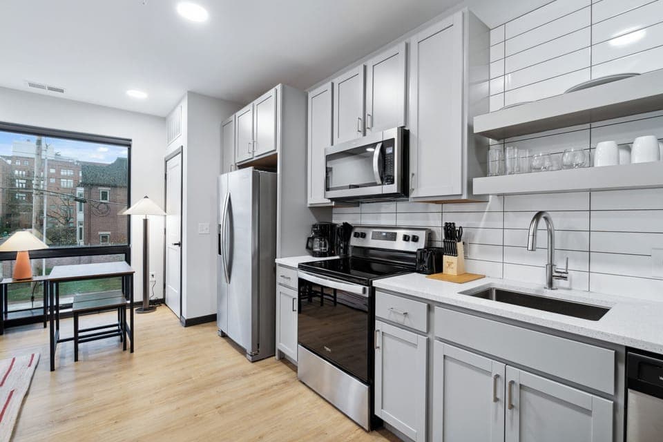 Deluxe Studio | Private kitchen | Fridge, microwave, oven, dishwasher