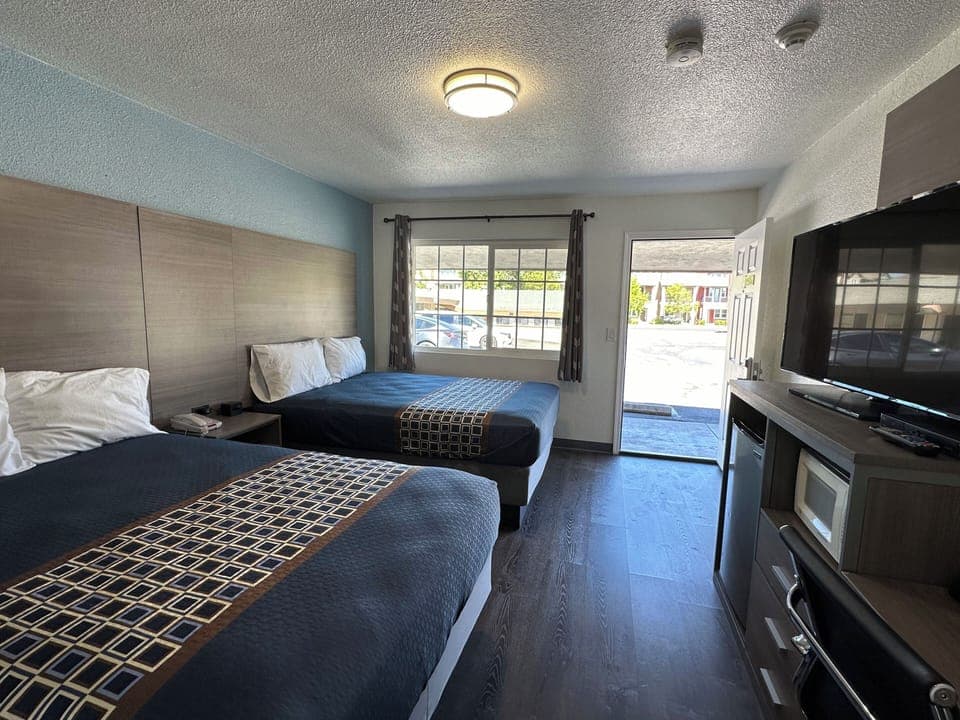 Basic Double Room | Bathroom | Bathtub, towels, soap, shampoo