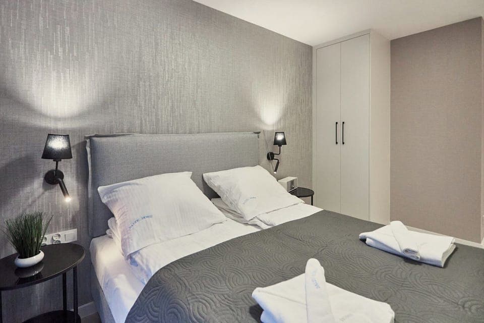Junior Suite | 1 bedroom, iron/ironing board, free WiFi