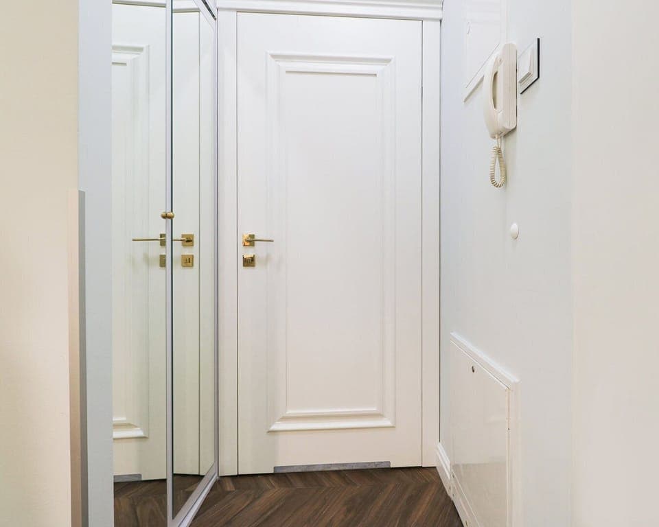 Deluxe Suite | Bathroom | Shower, hair dryer, towels, toilet paper