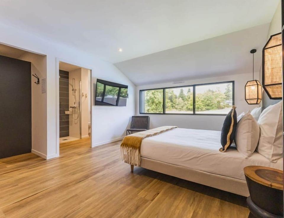 Desk, laptop workspace, free WiFi