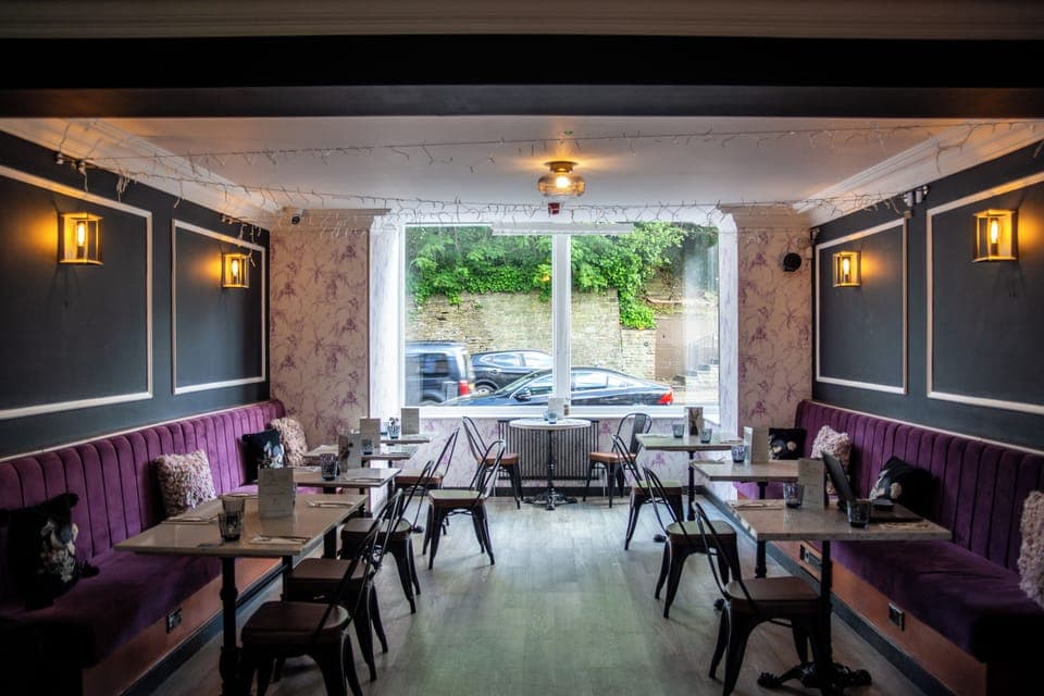 Serves breakfast, lunch, and dinner