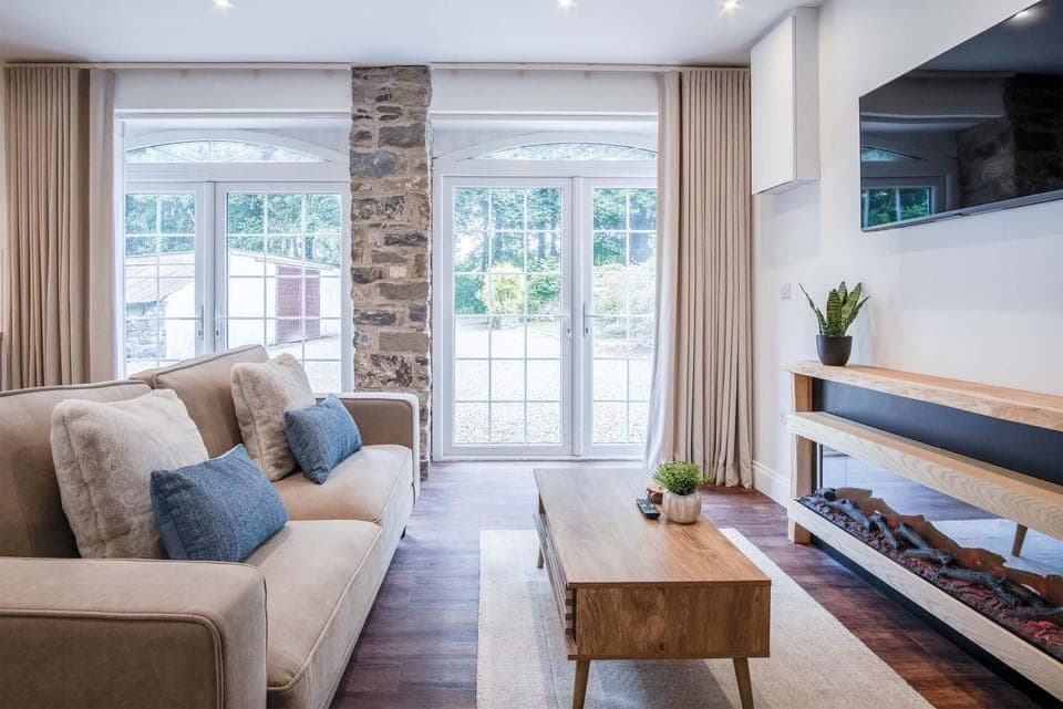 32-inch Smart TV with cable channels, fireplace