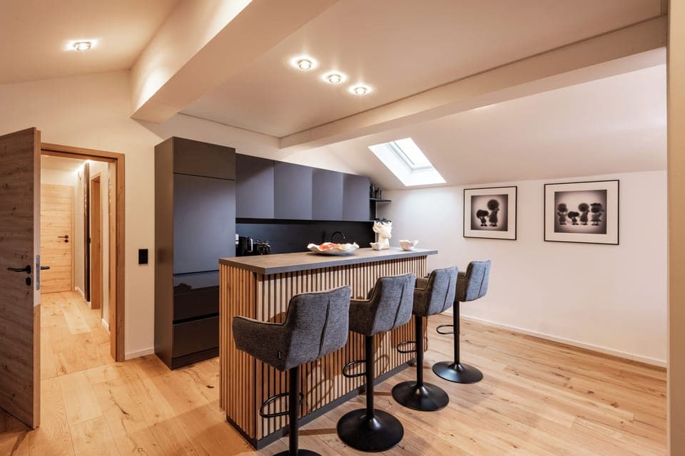 Gallery Room | Desk, laptop workspace, blackout drapes, rollaway beds