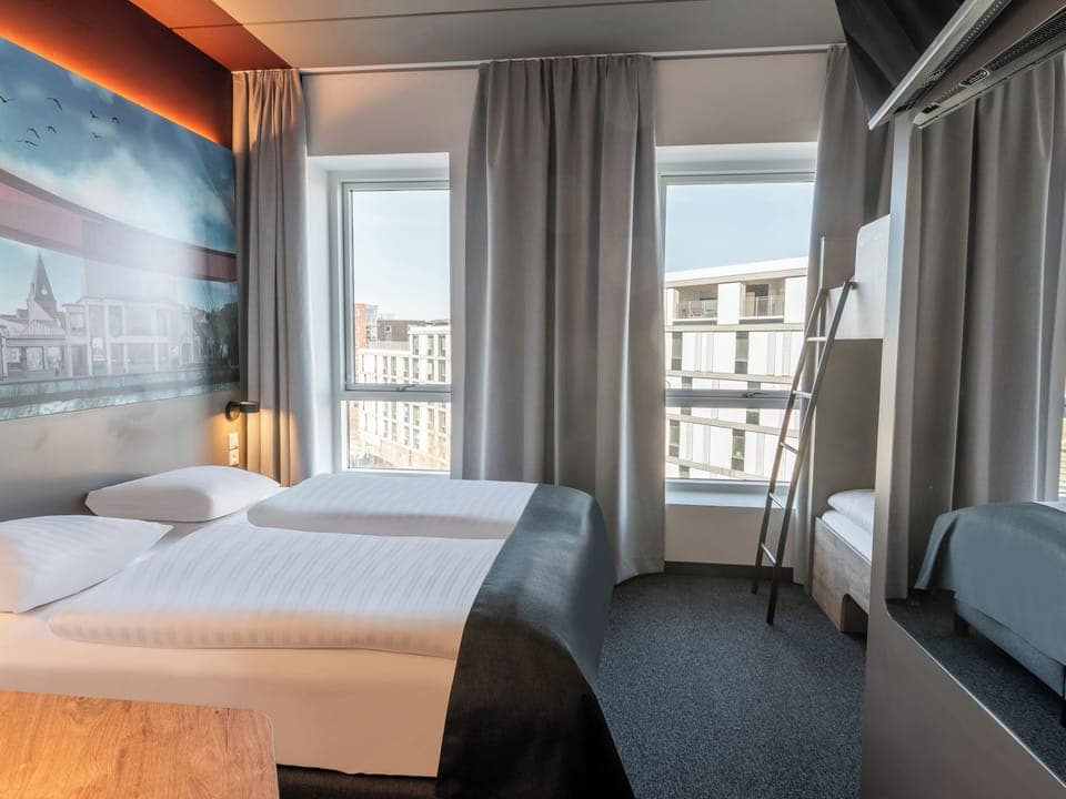 Family Room | Desk, soundproofing, free WiFi, bed sheets