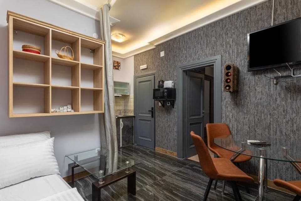 Room, 1 Bedroom | Living room