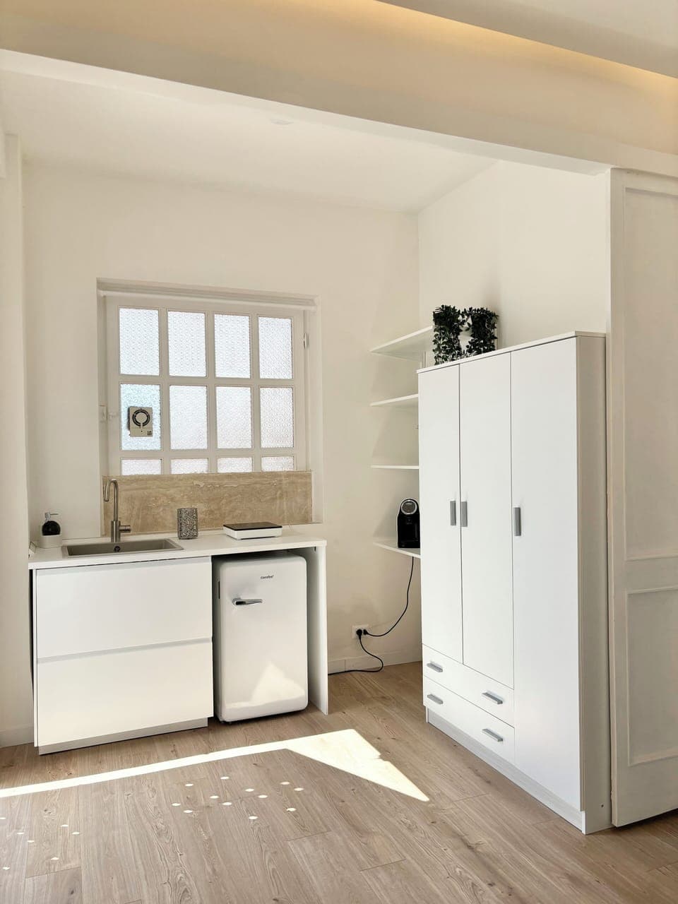 Mini-fridge, cookware/dishes/utensils