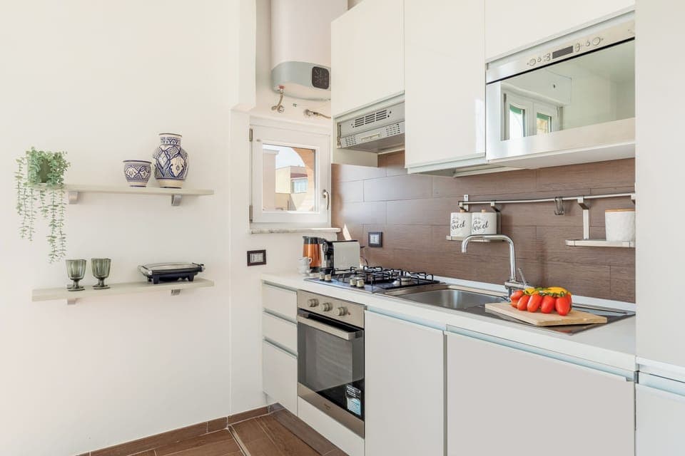 Deluxe Apartment, 3 Bedrooms, Balcony, Sea View | Private kitchen