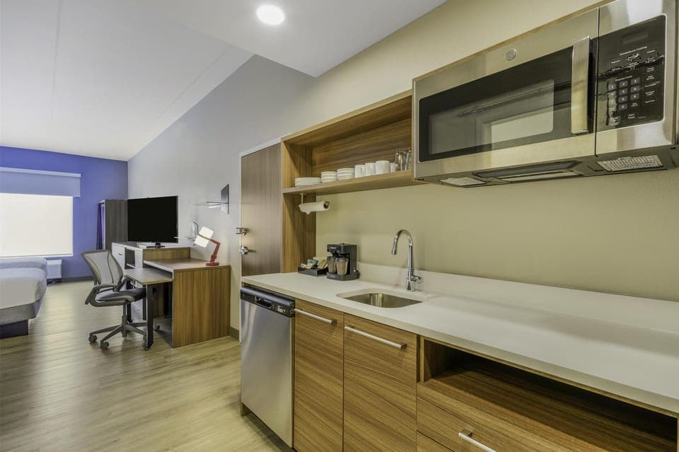 Studio Suite, 2 Queen Beds | Private kitchen
