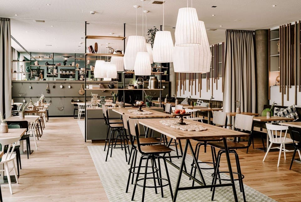 Breakfast, lunch, dinner served; international cuisine 