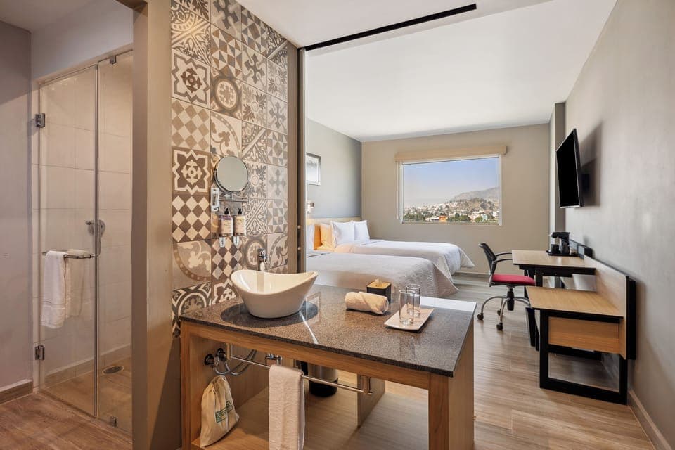 Shower, rainfall showerhead, free toiletries, hair dryer