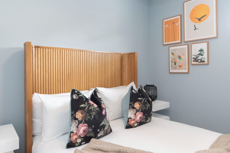 2 bedrooms, individually decorated, individually furnished