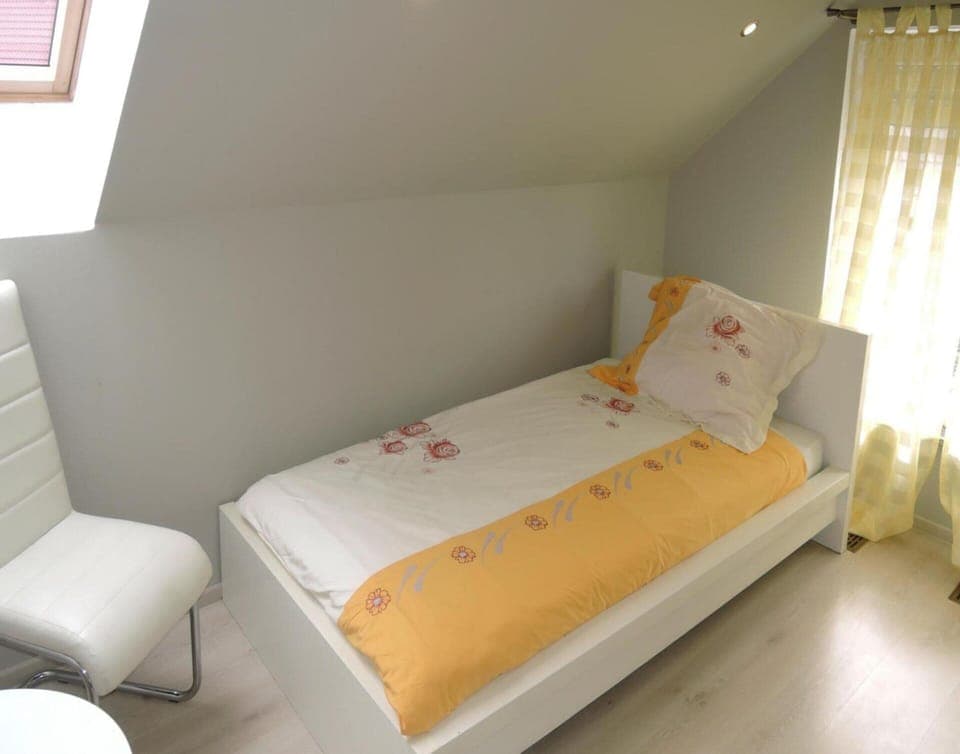 House | 6 bedrooms, individually furnished, bed sheets