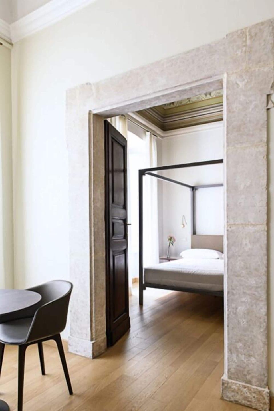 Camera Liberty + Ariet | Premium bedding, down comforters, in-room safe, iron/ironing board