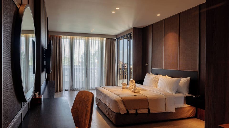 Suite Room | Minibar, in-room safe, desk, blackout drapes