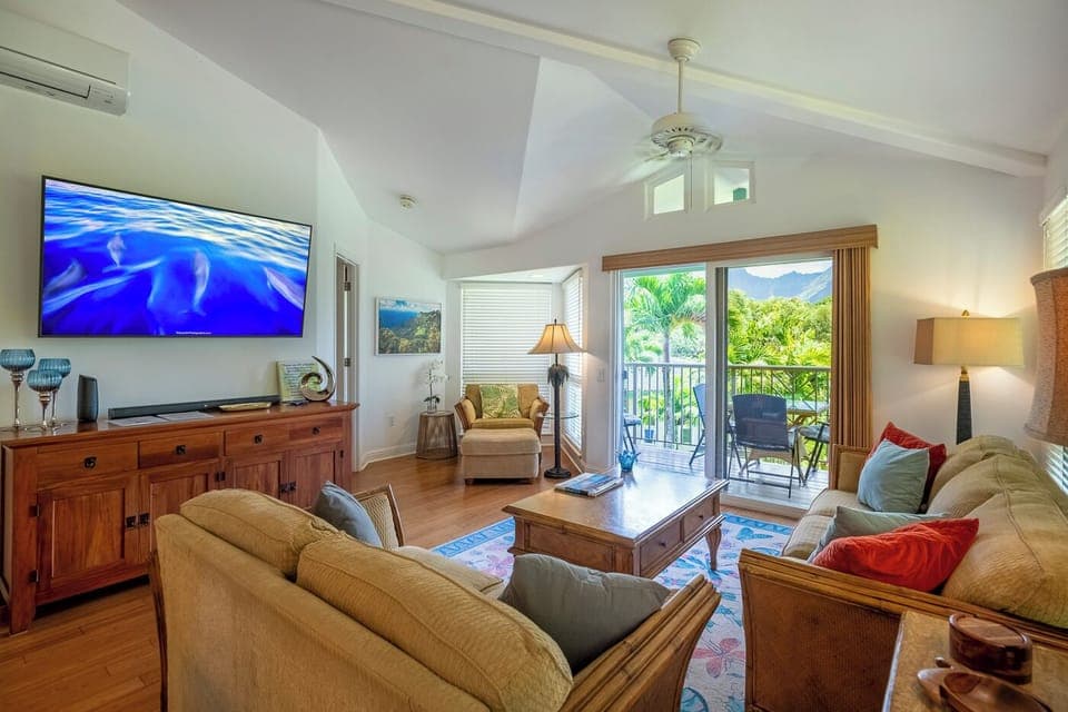 House, Multiple Beds, Hot Tub, Garden View (40) | Living area | MP3 dock