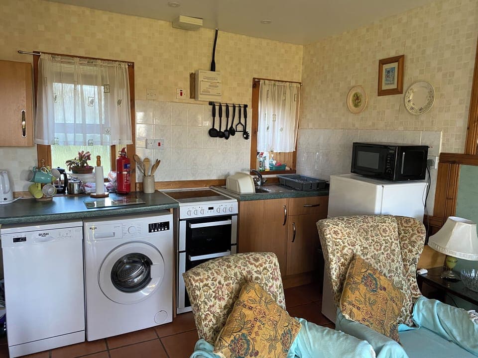 Cottage | Private kitchen | Fridge, microwave, oven, stovetop