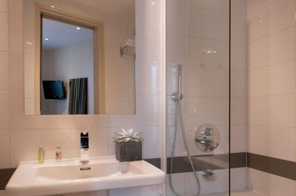 Combined shower/tub, hair dryer, towels