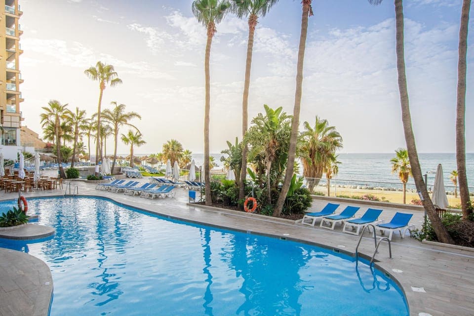 Outdoor pool, pool umbrellas, sun loungers