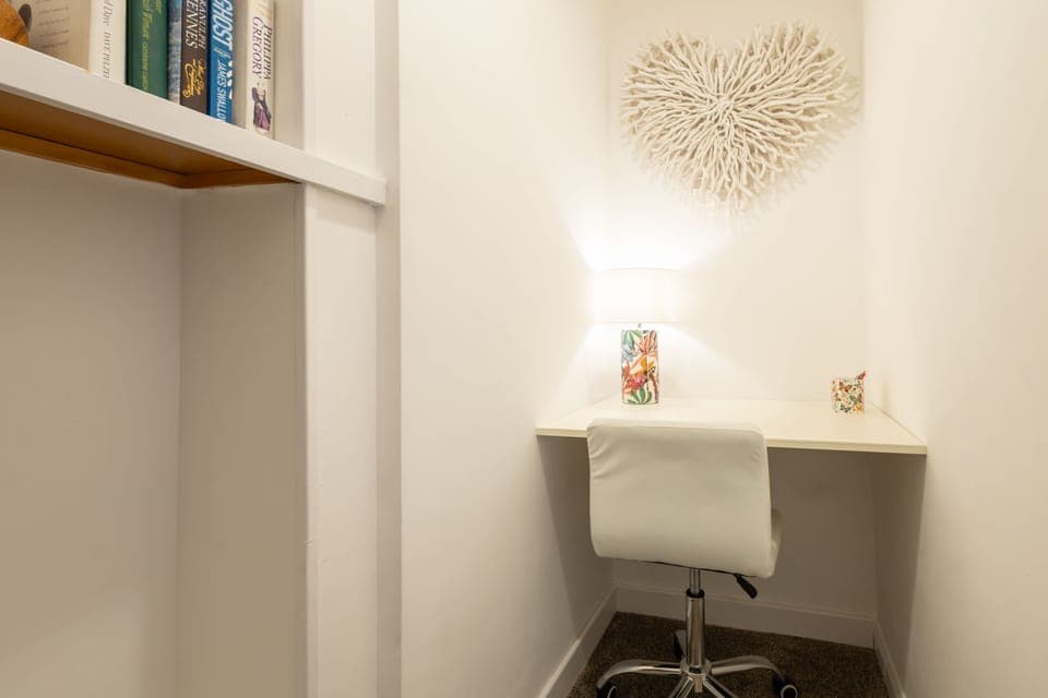 House | 3 bedrooms, desk