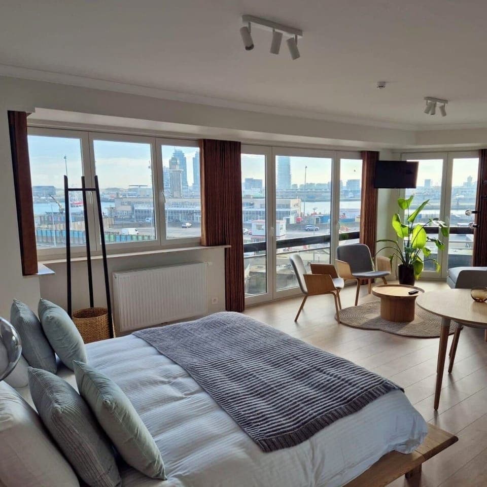 Deluxe Studio, Sea View | In-room safe, laptop workspace, soundproofing, free WiFi