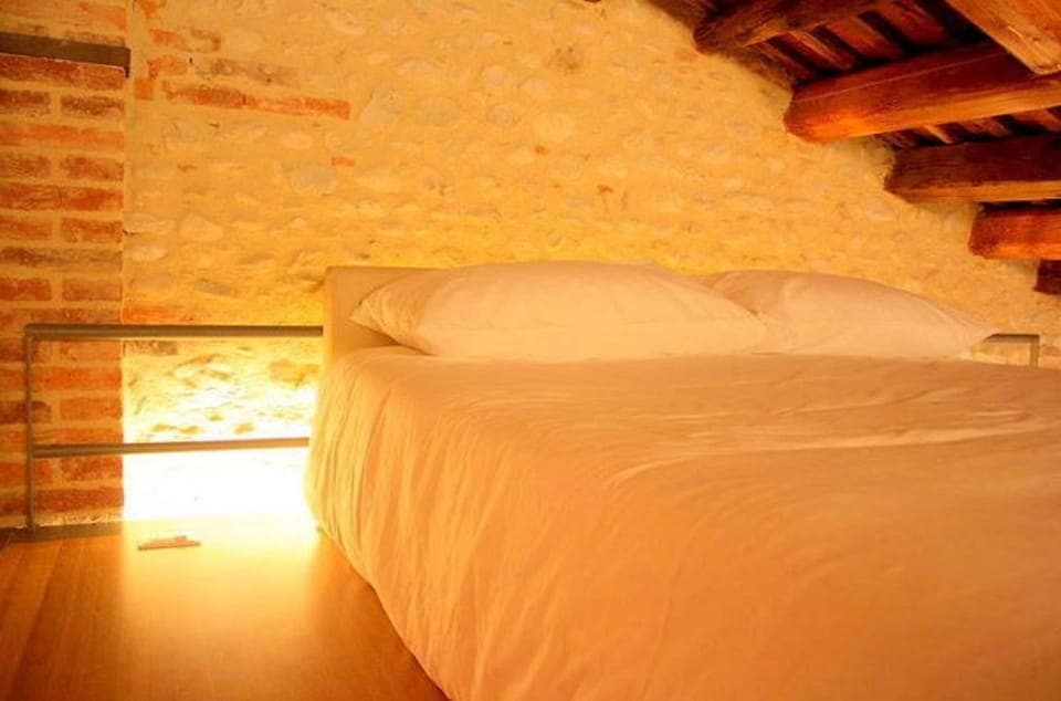 4 bedrooms, individually furnished, bed sheets