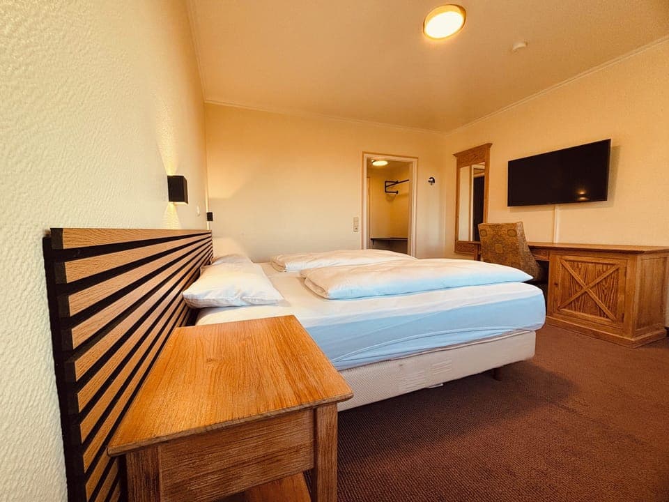 Comfort Double or Twin Room, 1 King Bed, Non Smoking | In-room safe, desk, laptop workspace, soundproofing