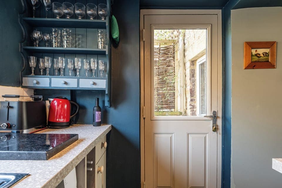 House, City View | Private kitchen | Electric kettle, toaster