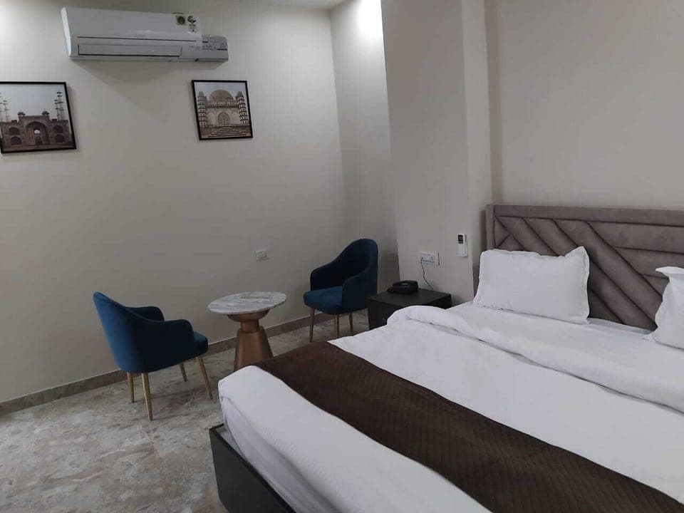 Signature Double Room | Iron/ironing board, free WiFi