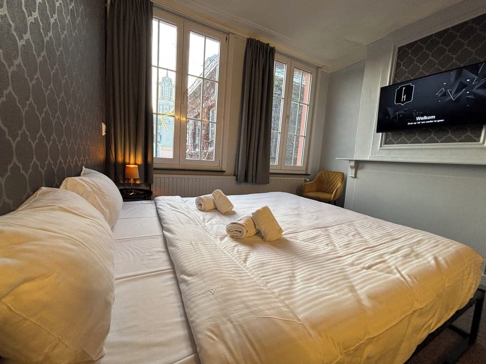 Comfort Double Room, Private Bathroom, City View | Individually decorated, individually furnished, laptop workspace